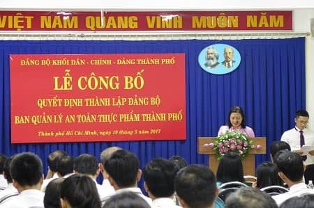 Đồng chí Huỳnh Phong Vân công bố Quyết định về việc thành lập Đảng bộ cơ sở Ban Quản lý An toàn thực phẩm thành phố